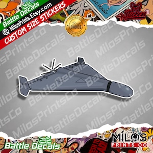 Puede incluir: Una pegatina gris que presenta una ilustración estilizada de un dron con una hélice. La pegatina tiene el texto "Battle Decals" y "MilosPrints.Etsy.com CUSTOM SIZE STICKERS". La pegatina está rodeada de otras pegatinas.