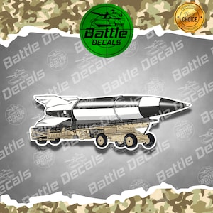Könnte beinhalten: Eine schwarz-weiße Rakete auf einem Transporter-Errichter-Fahrzeug. Die Rakete befindet sich auf einer weiß-schwarzen Plattform mit vier Rädern. Der Transporter steht auf einem grauen Hintergrund mit dem wiederholten Schriftzug "Battle Decals".