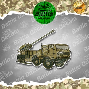 Puede incluir: Una pegatina de camuflaje verde y marrón con un obús autopropulsado militar con el texto "US ARMY" en la parte delantera. La pegatina está diseñada para usarse en un vehículo u otra superficie.