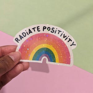 Pegatina Radiate Positivity - Pegatina de vinilo holográfica con arcoíris / Vibraciones para sentirse bien