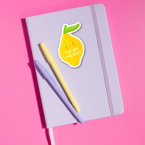 You Are the Zest Kawaii Lemon Aufkleber - Niedlicher & Positiver Vinyl-Aufkleber