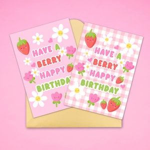 Tarjeta de feliz cumpleaños con bayas: bonito diseño de fresa y cuadros vichy. Tarjeta de cumpleaños de frutas kawaii. Tarjeta pastel de verano para ella o para él.