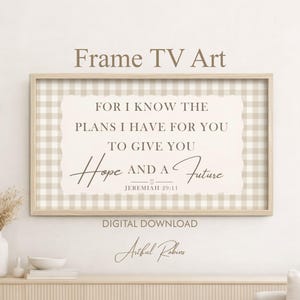 Puede incluir: Una impresión de arte digital enmarcada con un fondo de patrón de cuadros vichy beige y blanco. El texto dice "FOR I KNOW THE PLANS I HAVE FOR YOU TO GIVE YOU Hope AND A Future" con "Jeremiah 29:11" debajo. También se ven las palabras "Frame TV Art" y "DIGITAL DOWNLOAD".
