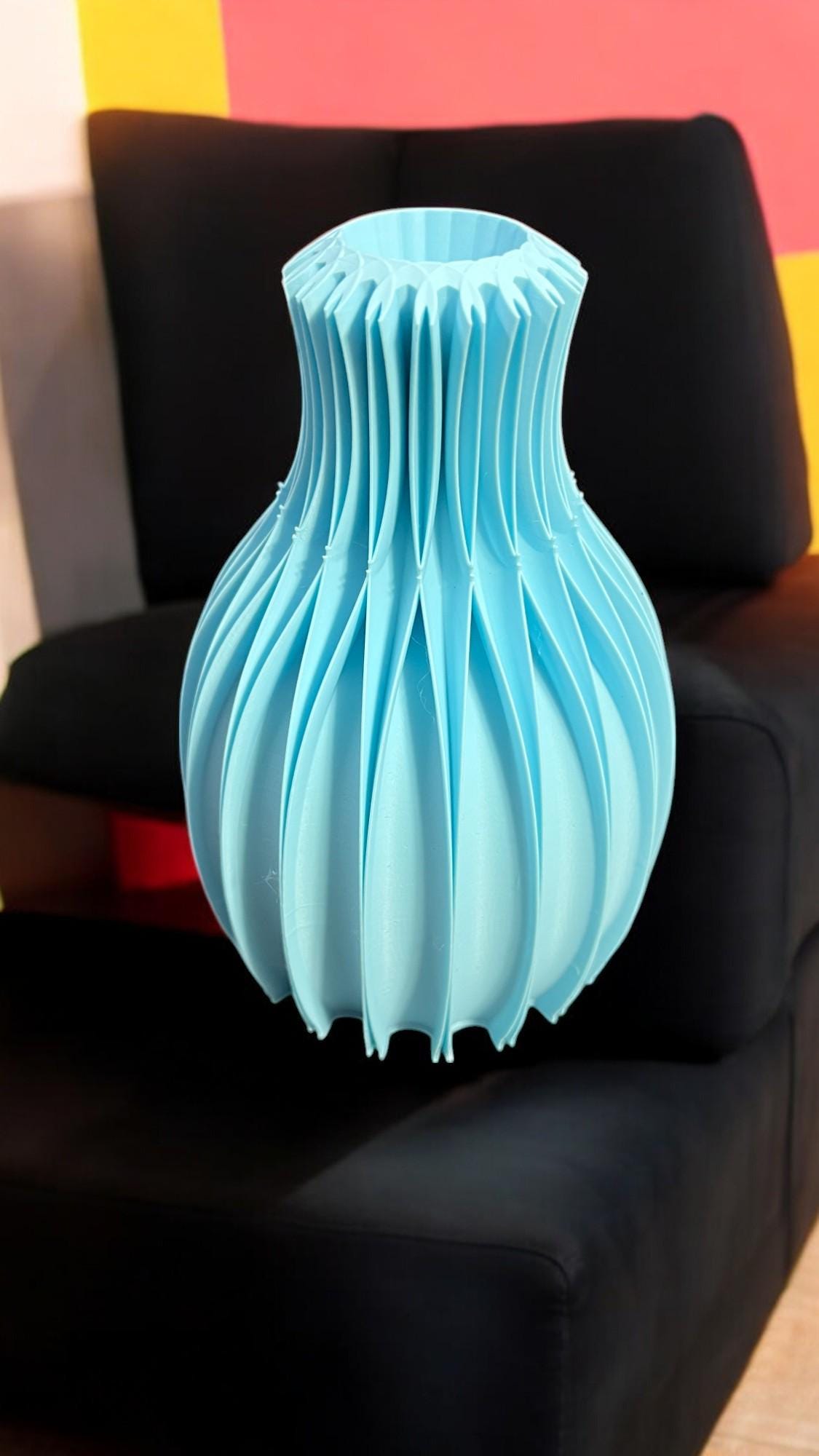 Facetta Vase: Modern Geometric Home Decor - Picture 11 of 12