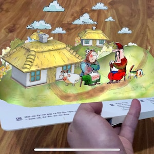 Contos Interativos com Realidade Aumentada Mágica: Conto Popular Ucraniano Kolobok e os Três Porquinhos. Papelão com spreads laminados