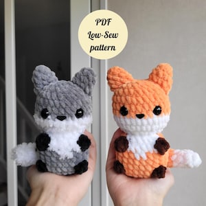 Può includere: Modello PDF per un giocattolo di peluche di volpe e lupo all'uncinetto a bassa cucitura. La volpe è arancione e bianca, e il lupo è grigio e bianco.