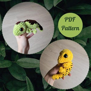 Peut inclure: Deux jouets amigurumi en crochet en forme de gecko. L'un est vert avec des marques brunes et l'autre est jaune avec des rayures noires. Les deux ont des yeux noirs. L'image comprend le texte "PDF Pattern".