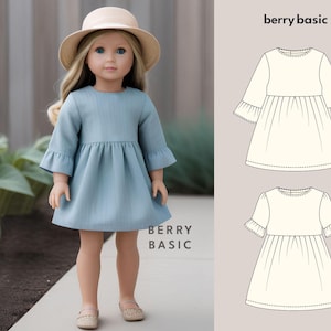 Könnte beinhalten: Eine Puppe trägt ein hellblaues Kleid mit langen Ärmeln und einem gerafften Rock. Das Kleid hat einen runden Ausschnitt und Rüschen an den Rändern. Die Puppe trägt einen Strohhut und hat langes blondes Haar. Das Bild zeigt auch eine Strichzeichnung des Kleides in zwei verschiedenen Posen. Der Text "berry basic" steht oben im Bild.