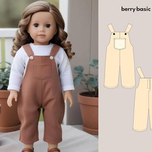 Op de afbeelding: Een bruine pop die een wit shirt met lange mouwen en een bruine overall met een enkele voorzak draagt. De pop heeft lang bruin haar en blauwe ogen. De afbeelding toont ook een patroon voor een overall in een lichtbeige kleur.