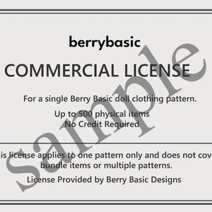 Könnte beinhalten: Eine schwarz-weiße kommerzielle Lizenz für ein einzelnes Berry Basic Puppenkleidungs-Muster. Die Lizenz erlaubt die Herstellung und den Verkauf von bis zu 500 physischen Artikeln. Es ist kein Credit erforderlich.