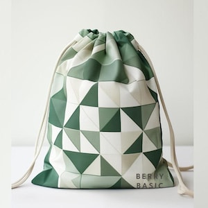 Pode incluir: Uma bolsa de cordão verde e branca com um padrão geométrico e o texto "Berry Basic" na parte inferior.