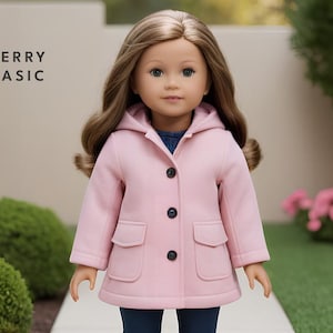 Op de afbeelding: Een roze capuchonjas met knoopsluiting en twee zakken. De jas is gemaakt voor een pop en heeft de tekst "BERRY BASIC" op de achtergrond.