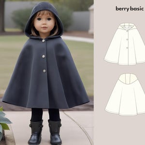 Peut inclure: Une cape à capuche gris foncé avec deux boutons argentés, portée par un enfant. La cape a une forme arrondie et une capuche. L'enfant porte des leggings noirs et des bottes noires. Le texte "berry basic" est dans le coin supérieur droit.