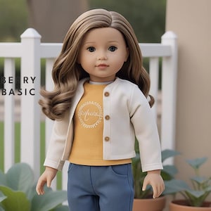 Peut inclure: Une poupée portant un cardigan blanc avec des boutons marrons, un t-shirt jaune avec le mot "Musique" dessus et un jean bleu.