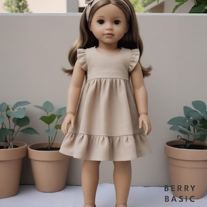 K&ouml;nnte beinhalten: Eine Puppe in einem beigefarbenen Kleid mit R&uuml;schen&auml;rmeln und -saum, passenden Schuhen und einem Stirnband. Die Puppe hat lange braune Haare und steht vor einem neutralen Hintergrund. Der Text "BERRY BASIC" ist sichtbar.