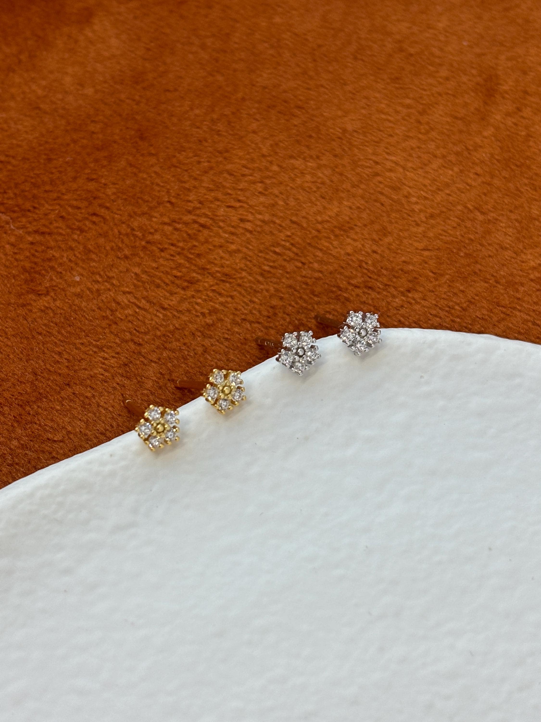 ミニキュートなジルコンフラワースタッドイヤリング、愛らしいゴールド