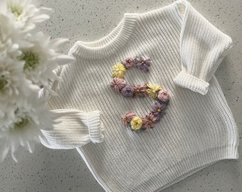 Suéter con inicial floral personalizado para bebés o niños pequeños