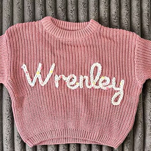 Personalisierter Baby-Pullover, Benutzerdefinierter Name Pullover, Stickerei Name Pullover, Neugeborene Mädchen nach Hause kommen Outfit, individuell gestrickte Geschenke für Babys Bild 1