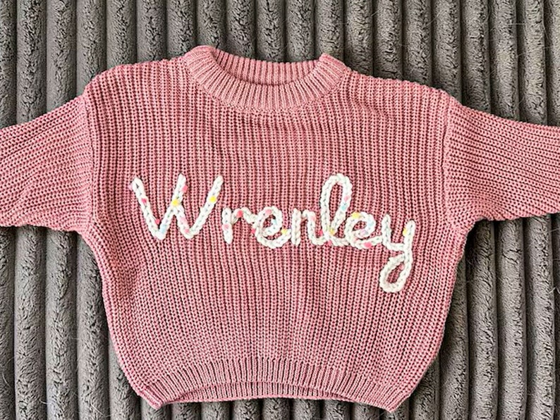 Personalisierter Baby-Pullover, Benutzerdefinierter Name Pullover, Stickerei Name Pullover, Neugeborene Mädchen nach Hause kommen Outfit, individuell gestrickte Geschenke für Babys Bild 1