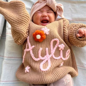 Personalized Baby Sweater, Custom Name Sweater, Embroidery Name Sweater, Newborn Girl Coming Home Outfit, Custom Knitted Gifts for Babies zdjęcie 2