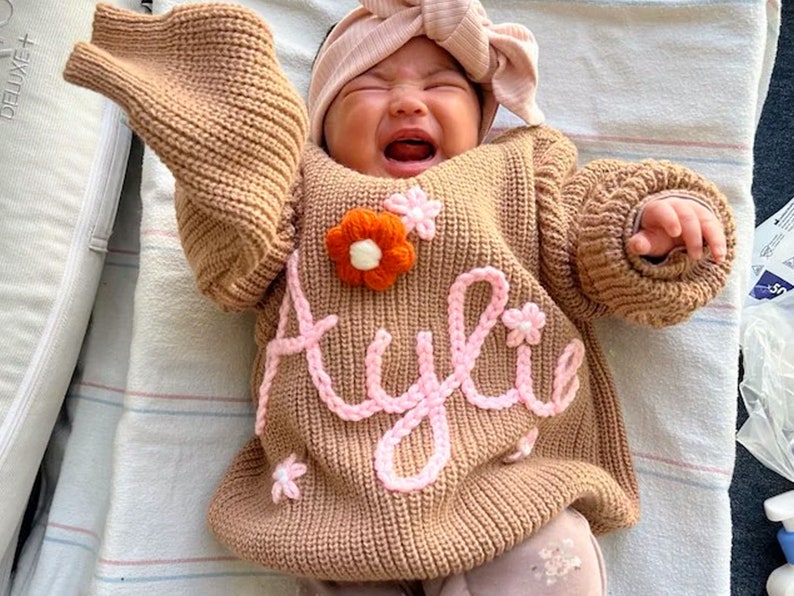 Personalized Baby Sweater, Custom Name Sweater, Embroidery Name Sweater, Newborn Girl Coming Home Outfit, Custom Knitted Gifts for Babies zdjęcie 2