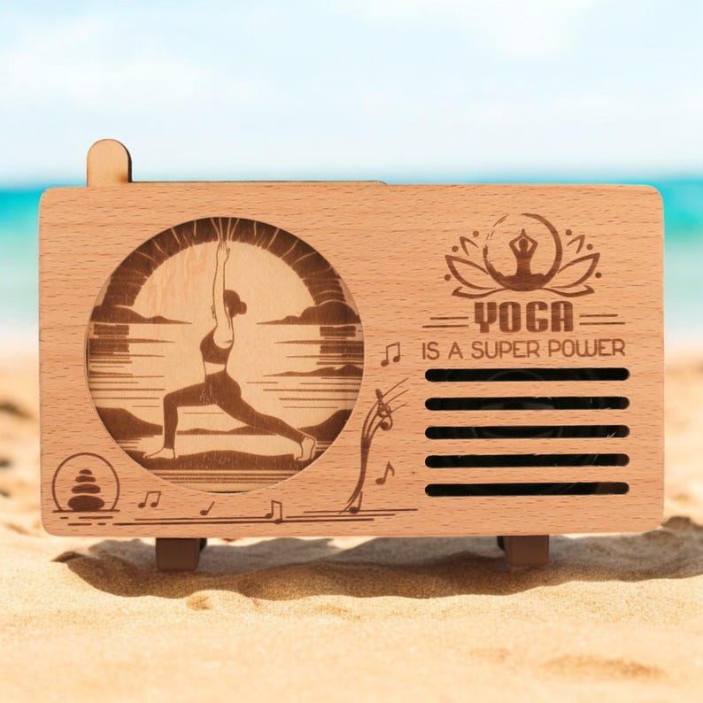 K&ouml;nnte beinhalten: Holzkiste mit einem Ausschnitt, der eine Frau zeigt, die Yoga vor einem Sonnenuntergang macht. Die Kiste tr&auml;gt die eingravierten Worte "Yoga is a super power".