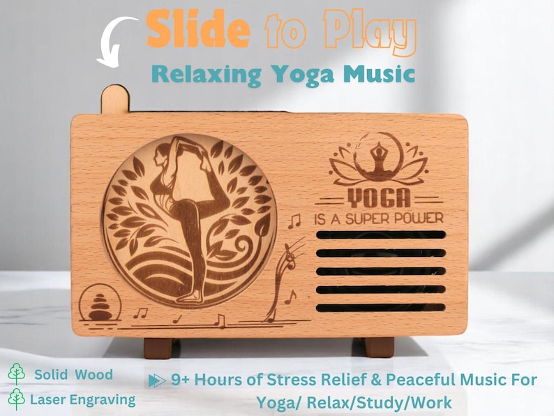 K&ouml;nnte beinhalten: Eine Holz-Musikbox mit einem Schieberegler zum Abspielen entspannender Yoga-Musik. Die Box zeigt ein lasergraviertes Design einer Frau, die Yoga macht, mit dem Text "Yoga is a super power".