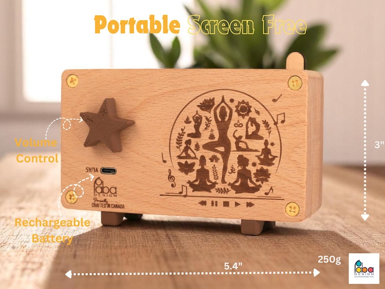 K&ouml;nnte beinhalten: Eine Holz-Musikbox mit einem Yoga-Motiv. Die Box ist 13,7 cm breit und 7,6 cm hoch. Sie verf&uuml;gt &uuml;ber einen Lautst&auml;rkeregler, einen Akku zum Aufladen und einen USB-Ladeanschluss. Die Box spielt Musik, wenn der Knopf gedreht wird.