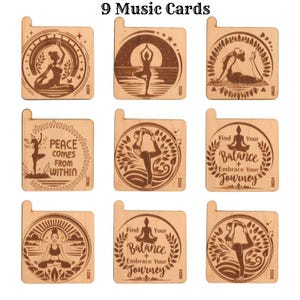 K&ouml;nnte beinhalten: Neun Holz-Musikkarten mit lasergravierten Designs, die Yoga-Posen und inspirierende Zitate zeigen. Die Zitate lauten: "Frieden kommt von innen", "Finde deine Balance + Umarme deine Reise" und "Finde deine Balance + Umarme deine Reise".