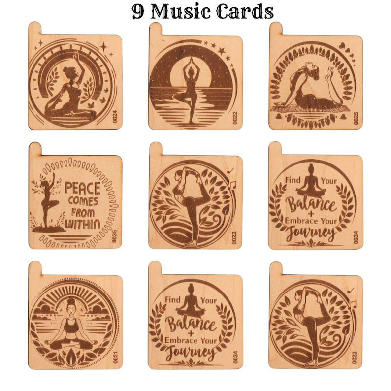 K&ouml;nnte beinhalten: Neun Holz-Musikkarten mit lasergravierten Designs, die Yoga-Posen und inspirierende Zitate zeigen. Die Zitate lauten: "Frieden kommt von innen", "Finde deine Balance + Umarme deine Reise" und "Finde deine Balance + Umarme deine Reise".