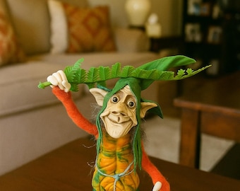 Figura de elfo del bosque hecha a mano – Amuleto de la abundancia con hoja de helecho, pieza única de decoración fantástica