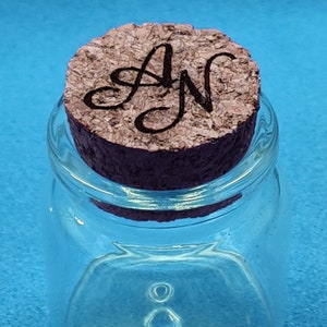 Bottiglietta ampolla boccetta in vetro PERSONALIZZATA - INIZIALI o LOGO - per bomboniere, matrimonio, cresima, comunione, laurea, compleanno