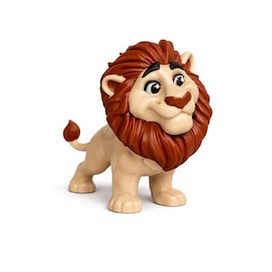 Op de afbeelding: Een bruin gekleurd leeuwenbeeldje met een bruine manen en staart. De leeuw heeft een vriendelijke uitdrukking met een lachend gezicht en zwarte ogen. Het beeldje staat op vier poten.