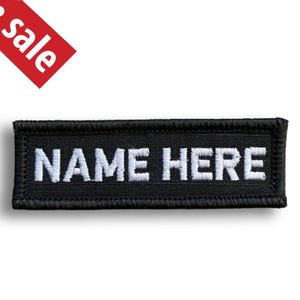 Puede incluir: Parche bordado negro con texto blanco que dice "NAME HERE".