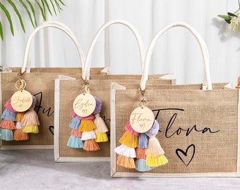 Bolsa de playa, Bolsa de regalo con encanto de borlas, Bolsa de yute personalizada para dama de honor, Bolsas de dama de honor personalizadas, Tote de arpillera con nombre y encanto