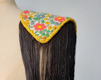 Charreteras florales con tela vintage, trenza dorada y flecos negros.