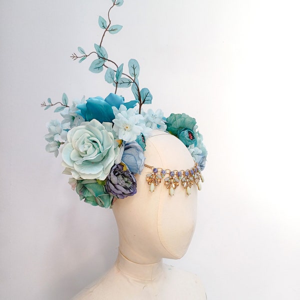 Blaue Blumenkrone als Kopfschmuck