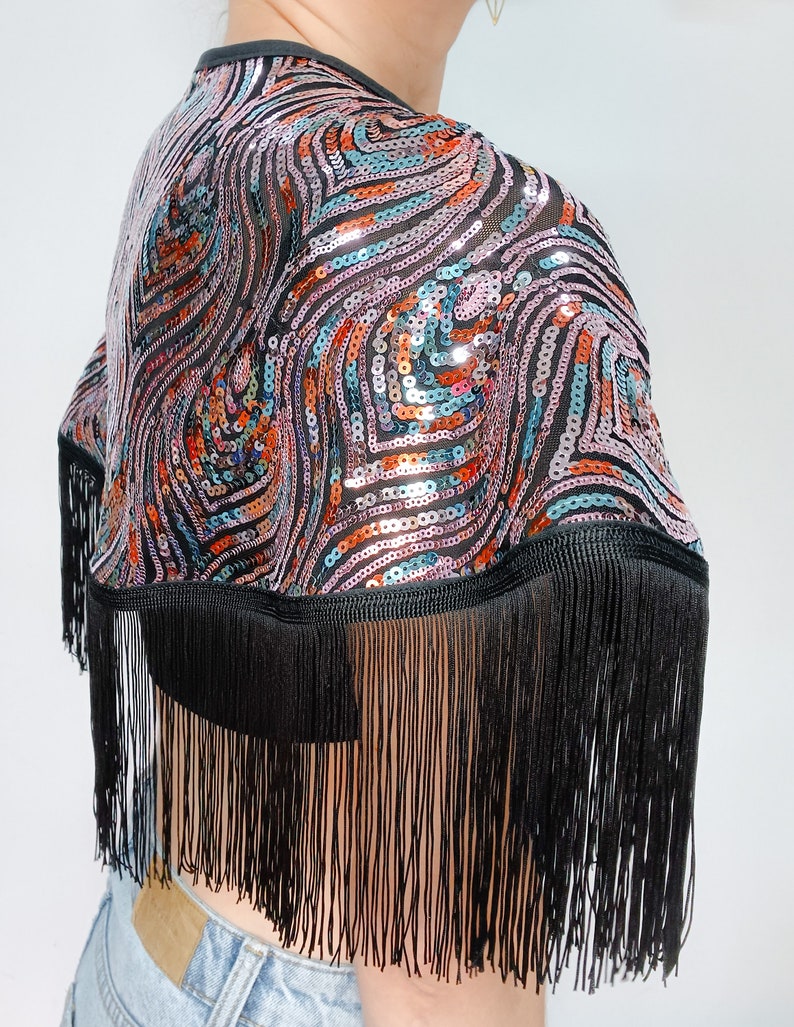 Cape à sequins avec motif plumes de paon, franges noires et fermeture par ruban noir image 5