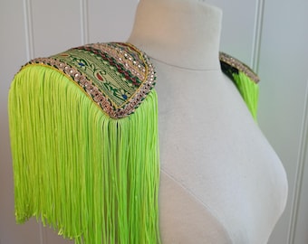 Hombreras para festivales: hombreras verdes hechas a mano con flecos.