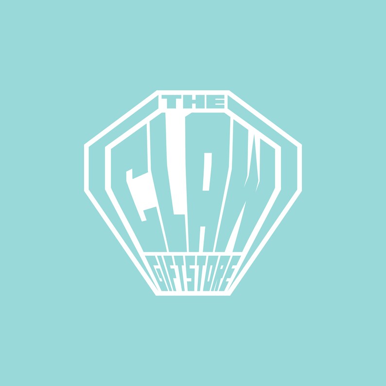 Peut inclure: Logo blanc sur fond bleu clair. Le logo est un octogone blanc avec le texte "THE CLAW GIFTSTORE" &agrave; l'int&eacute;rieur.