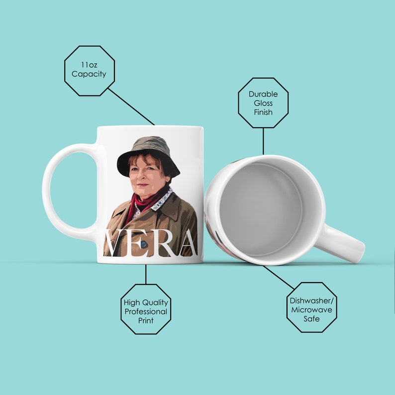 Peut inclure: Une tasse en c&eacute;ramique blanche avec une image couleur d'une femme portant un chapeau et une veste marron. La tasse porte l'inscription "VERA" en lettres noires sur le devant. La tasse a une capacit&eacute; de 11 oz et une finition brillante durable. Elle est lavable au lave-vaisselle et passe au micro-ondes.