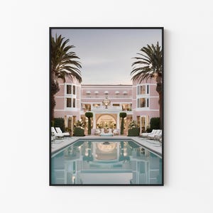 Pink Mansion Pool Druck | Preppy Raum Dekor | BEVERVER HILLS Vibe Wandkunst | Alte Geldästhetik | Palm Beach | Luxus Architektur