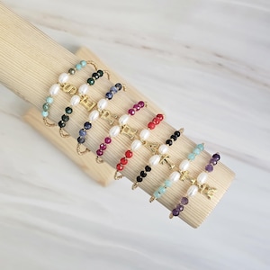Conjunto de 2 pulseiras personalizadas com pérolas e pedras naturais com iniciais/pulseiras personalizadas com pérolas e pedras naturais com pingente de letras douradas/pérola verdadeira