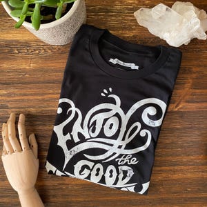 Camiseta Enjoy the Good Everyday: camiseta con letras vintage positivas a mano, gráfico motivacional, camiseta unisex