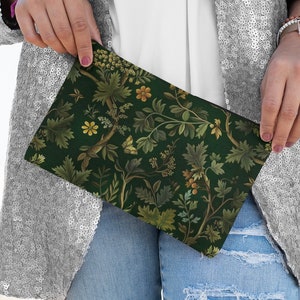 Op de afbeelding: Een groene clutch met een bloemenpatroon met vlinders, bladeren en bloemen. De clutch is gemaakt van stof.