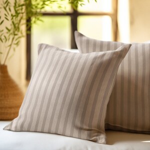Coussin décoratif à rayures beiges : imitation daim doux, décoration neutre