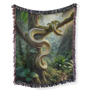 以下が含まれることがあります： 緑色のヘビがジャングルの緑豊かな環境の中で木の幹に巻き付いている、織り込まれたタペストリーの毛布です。
