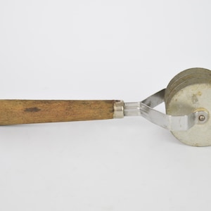 Vintage Pasta Cutter, Wooden Tortellini Cutter, Dough Cutting Tool with Wooden Handle, Italian Pasta Tool, Roller Tool, Retro Kitchen Decor