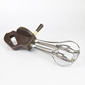 Vintage Hand Mixer, Retro Brown Hand Mixer, Vintage Meta Egg Beater, Vintage Farmhouse Kitchen Decor, Home decor, Gift for Her