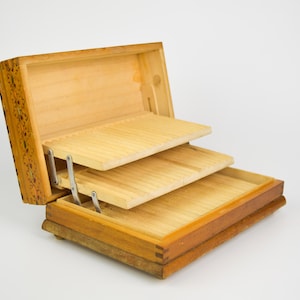 Scatola per sigarette vintage, vecchia scatola per sigarette, portasigarette in legno, porta tabacco, arredamento per la casa, prodotto in Bulgaria, 60 scomparti, regalo per lui